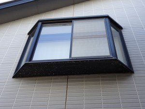 出窓の下に塩害による腐食