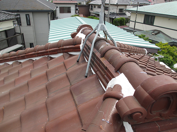 銅線と漆喰を丁寧に施す。